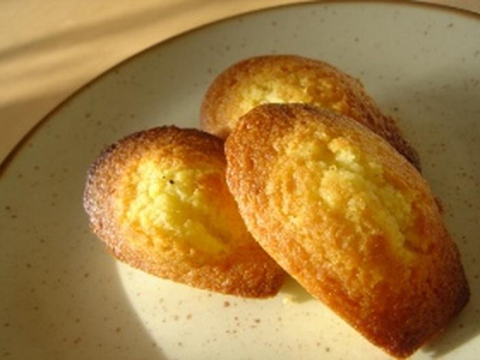 Madeleines au miel, vanille et poudre d\'amandes Madeleines-au-miel,-vanille-et-poudre-d\'amandes