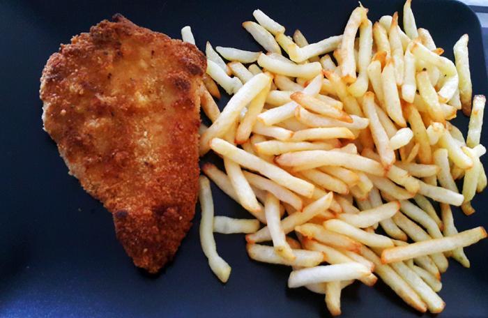 Escaloppe-de-poulet-pané-/-frites