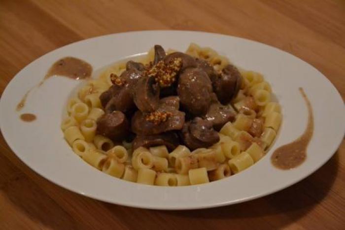 Rognons-de-boeuf,-carottes,-champignons-et-sauce-moutarde-(maëvab)-companion
