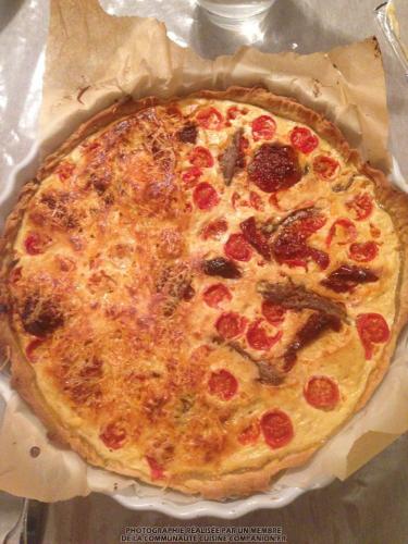 Tarte à la moutarde, aux tomates cerises, tomates confites et anchois (valvanille)-companion