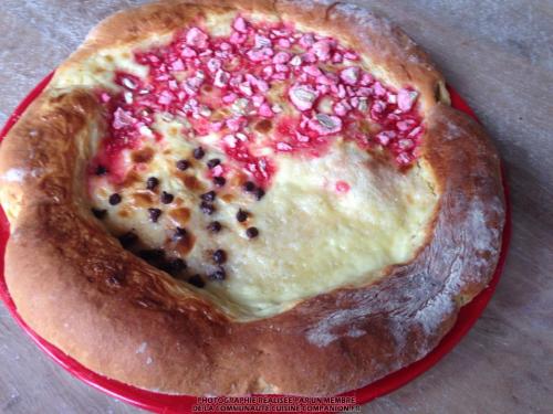 Tarte bressane (pralines, sucre, crème fraîche, pépites de chocolat) – valvanille-companion