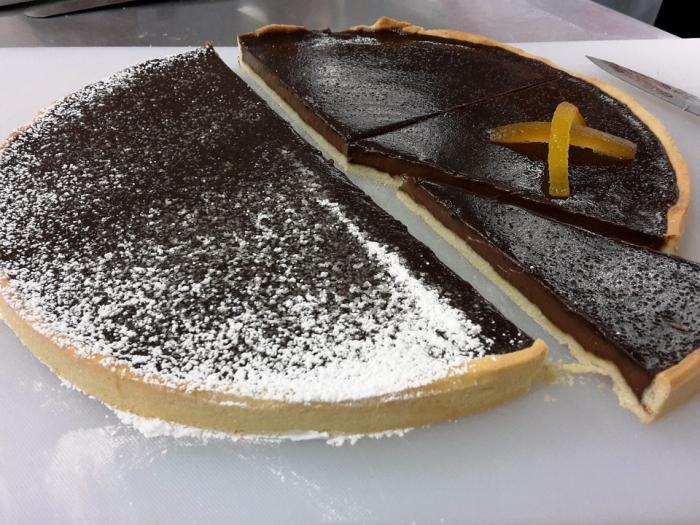 Tarte chocolat et zestes d'orange sur pâte sablée fondante, accompagnée de sa salade d'orange à la cannelle, crème à l'orange et croquant aux noisettes-thermomix
