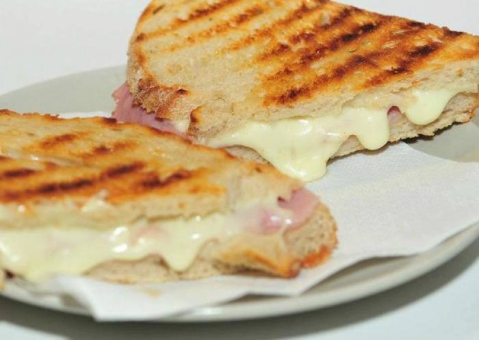 Toastas-mistas-/salade-