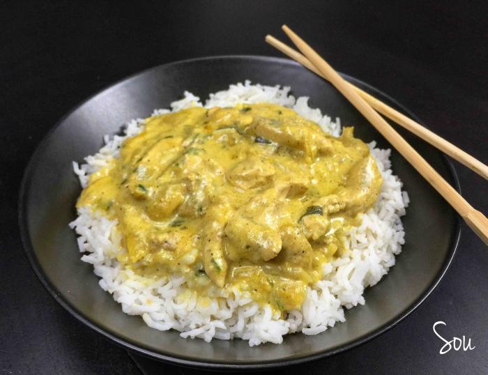 Émincé-de-poulet-à-la-crème-avec-riz