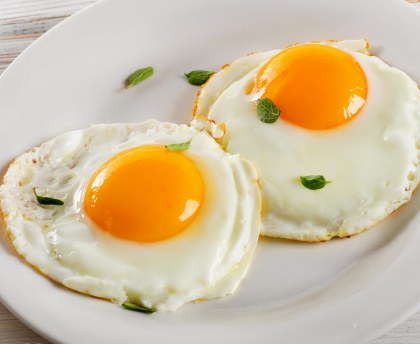 Oeuf-au-plat-avec-légumes-ou-féculents