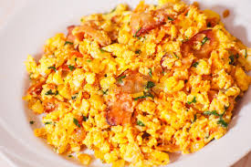 Oeuf-brouillé-tomate-haricots-ver