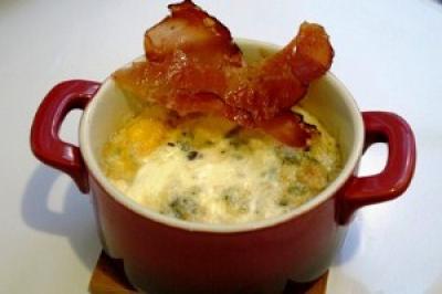 Oeufs cocotte à la fourme d'ambert et chips de jambon  cru grillé