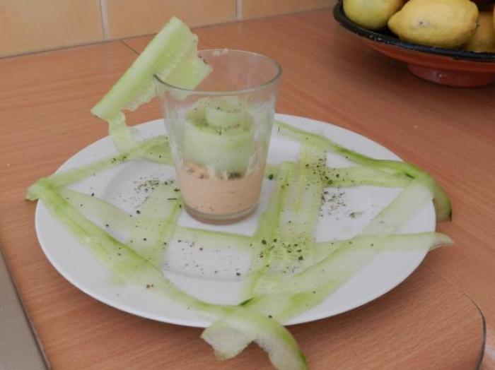 Verrines-de-mousse-de-jambon-et-lamelles-de-concombre