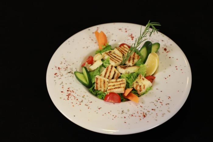 Salade de halloumi grille, pasteque et menthe