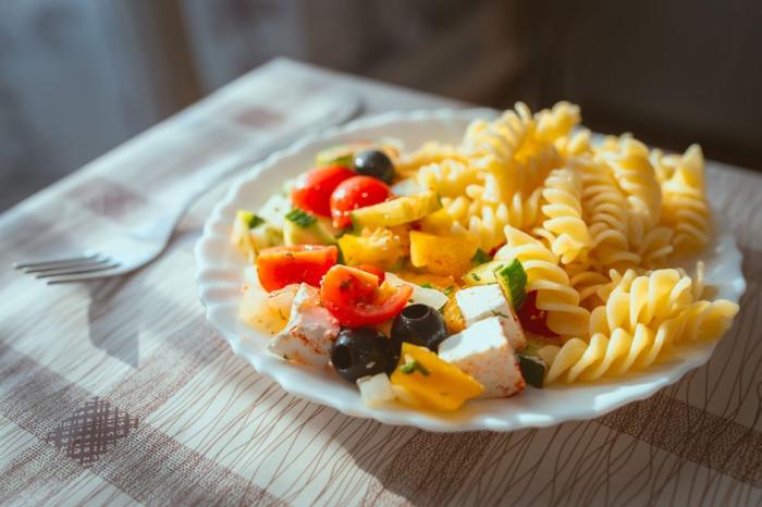Orzo au four, feta rotie, tomates et olives