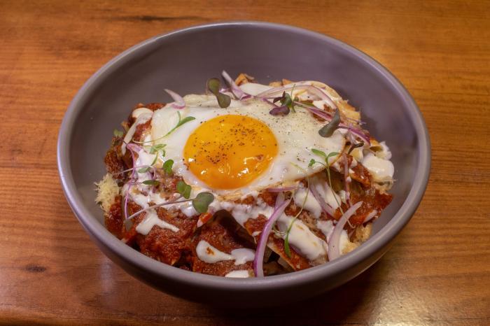 Chilaquiles rojos (tortillas croustillantes a la sauce rouge)