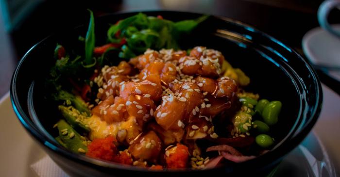 Poke bowl saumon avocat
