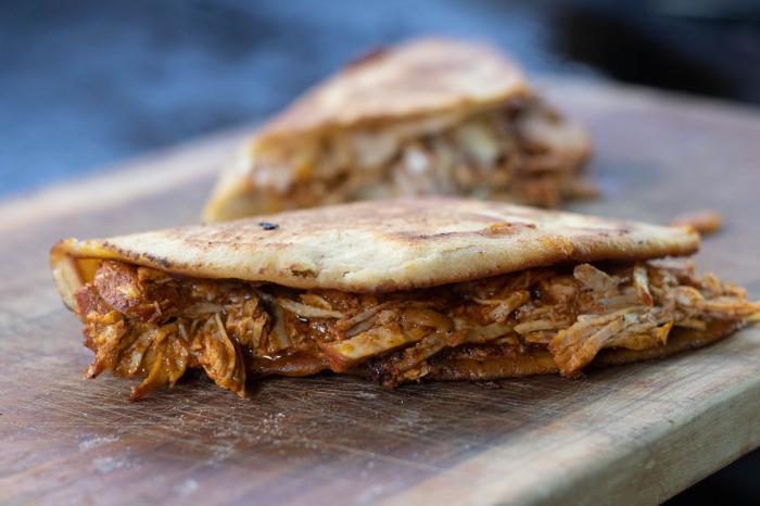 Arepas reina pepiada (poulet-avocat venezuelien)