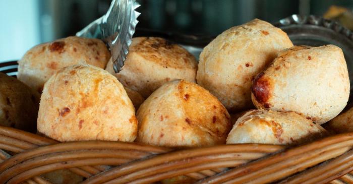 Pao de queijo (petits pains au fromage bresiliens)