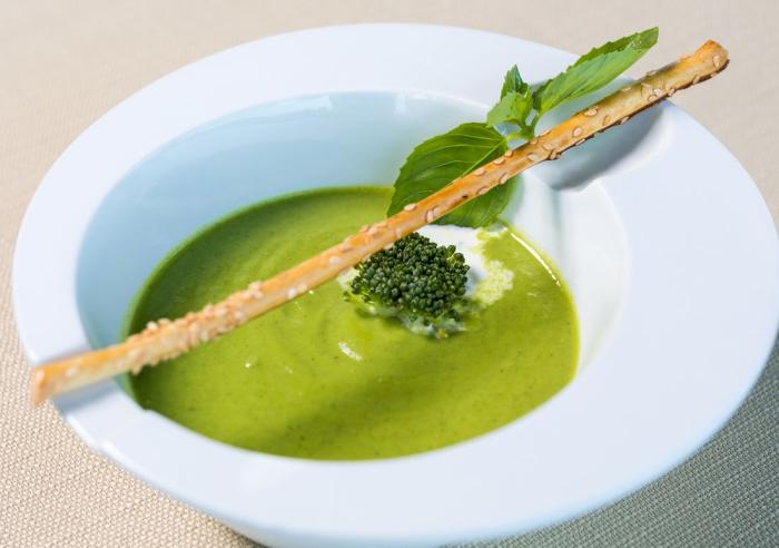 Veloute de petits pois a la menthe
