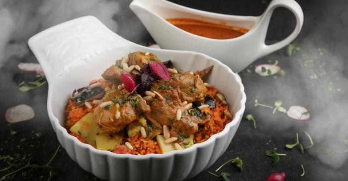 Tajine de poulet au citron confit et olives vertes