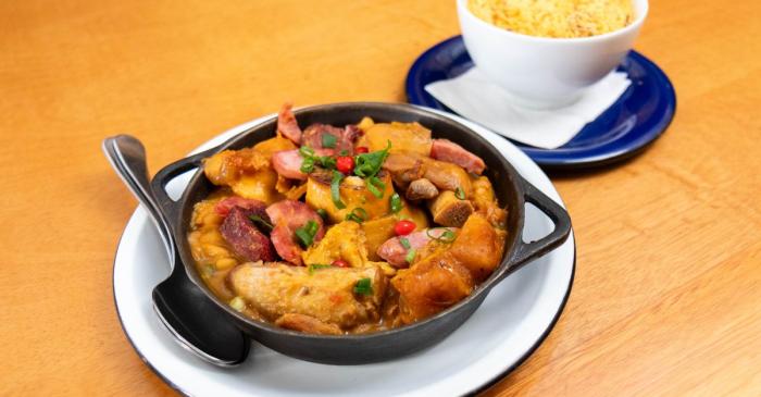 Feijoada bresilienne, le mijote de haricots noirs et de porc de rio