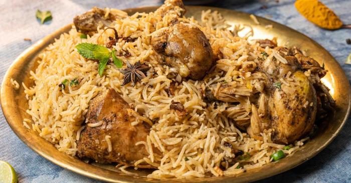 Poulet biryani indien, riz basmati parfume et marinade au yaourt
