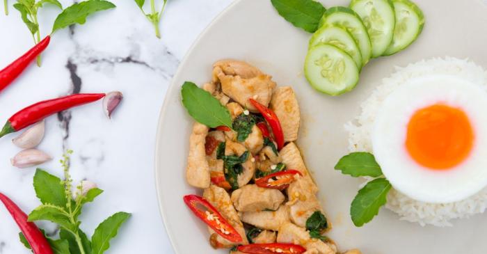 Pad krapow gai, le poulet thailandais saute au basilic sacre et a l'oeuf au plat