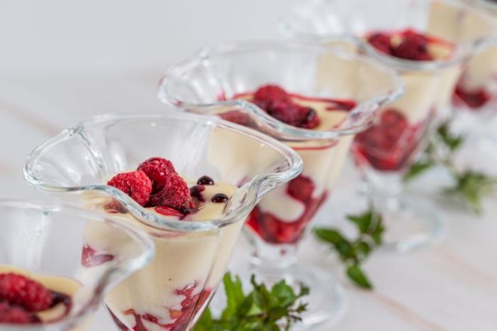 Cranachan ecossais, le dessert aux framboises, creme au whisky et flocons d'avoine grilles