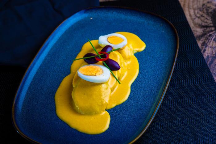 Papa a la huancaina, l'entree peruvienne de pommes de terre a la sauce cremeuse de piment jaune