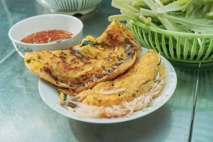Banh xeo, la crepe vietnamienne croustillante aux crevettes et au porc