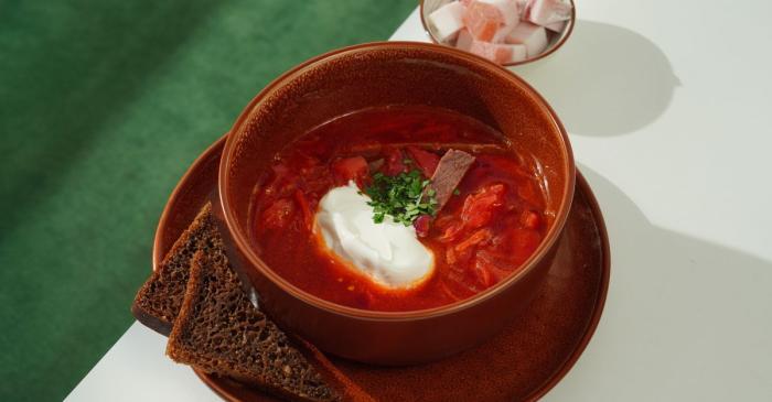 Bortsch ukrainien, la soupe de betterave a la creme et a l'aneth
