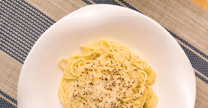 Cacio e pepe, les spaghettis romains au pecorino et au poivre noir