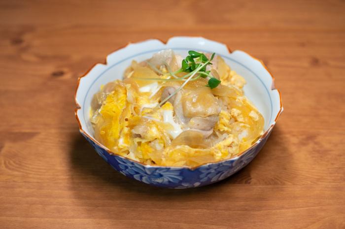 Oyakodon, le bol de riz japonais au poulet et à l'œuf mijotés au dashi