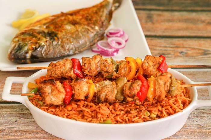Riz jollof nigerian, le grand plat de riz mijote a la sauce tomate et poivron