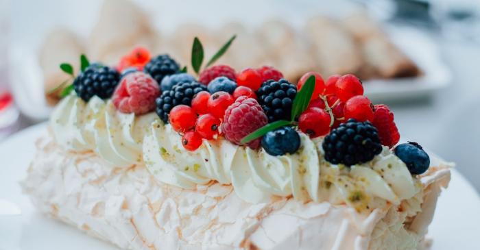 Pavlova aux fruits rouges, meringue croustillante et chantilly vanillee