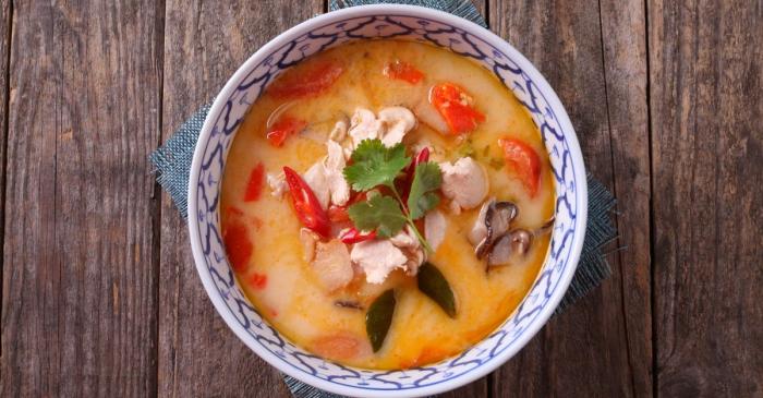 Tom kha gai, la soupe thaie au lait de coco, poulet et galanga
