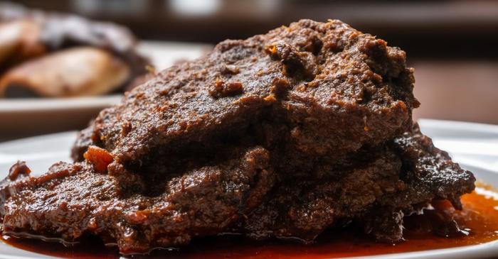 Rendang de boeuf indonesien, le curry mijote au lait de coco et aux epices de sumatra